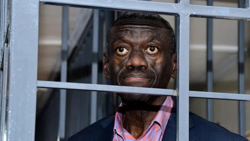 Besigye alazwa ICU baada ya kuanguka mahakamani