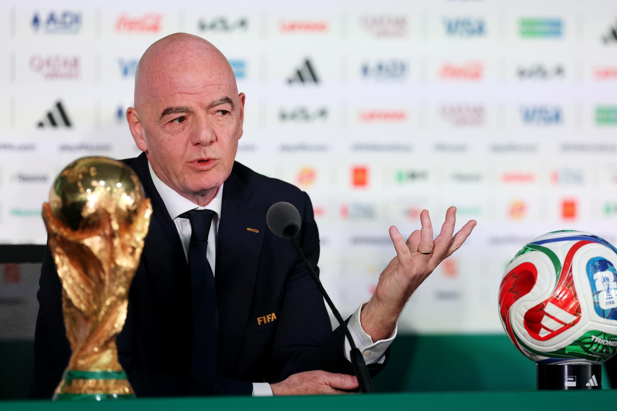 Infantino anyoosha mikono, aachana na mpango wake