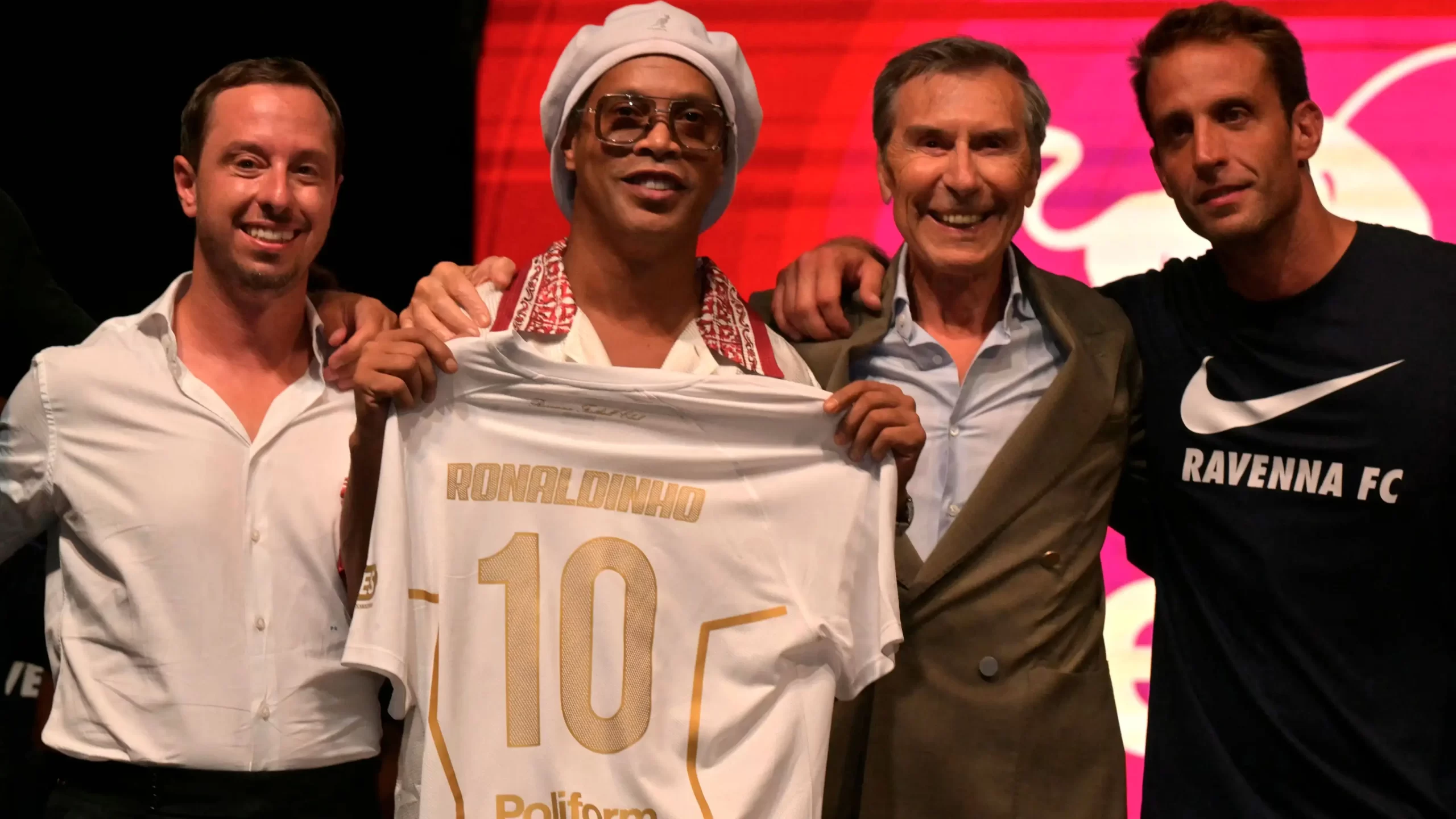 Ronaldinho arudi uwanjani, atua Italia